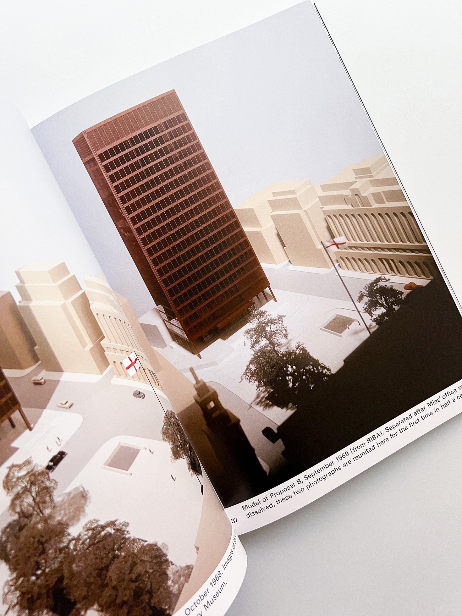 MIES IN LONDON / Mies van der Rohe [SOFTCOVER]