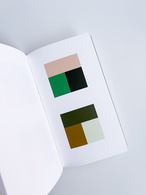Three-color Combinations / Ruxandra Duru