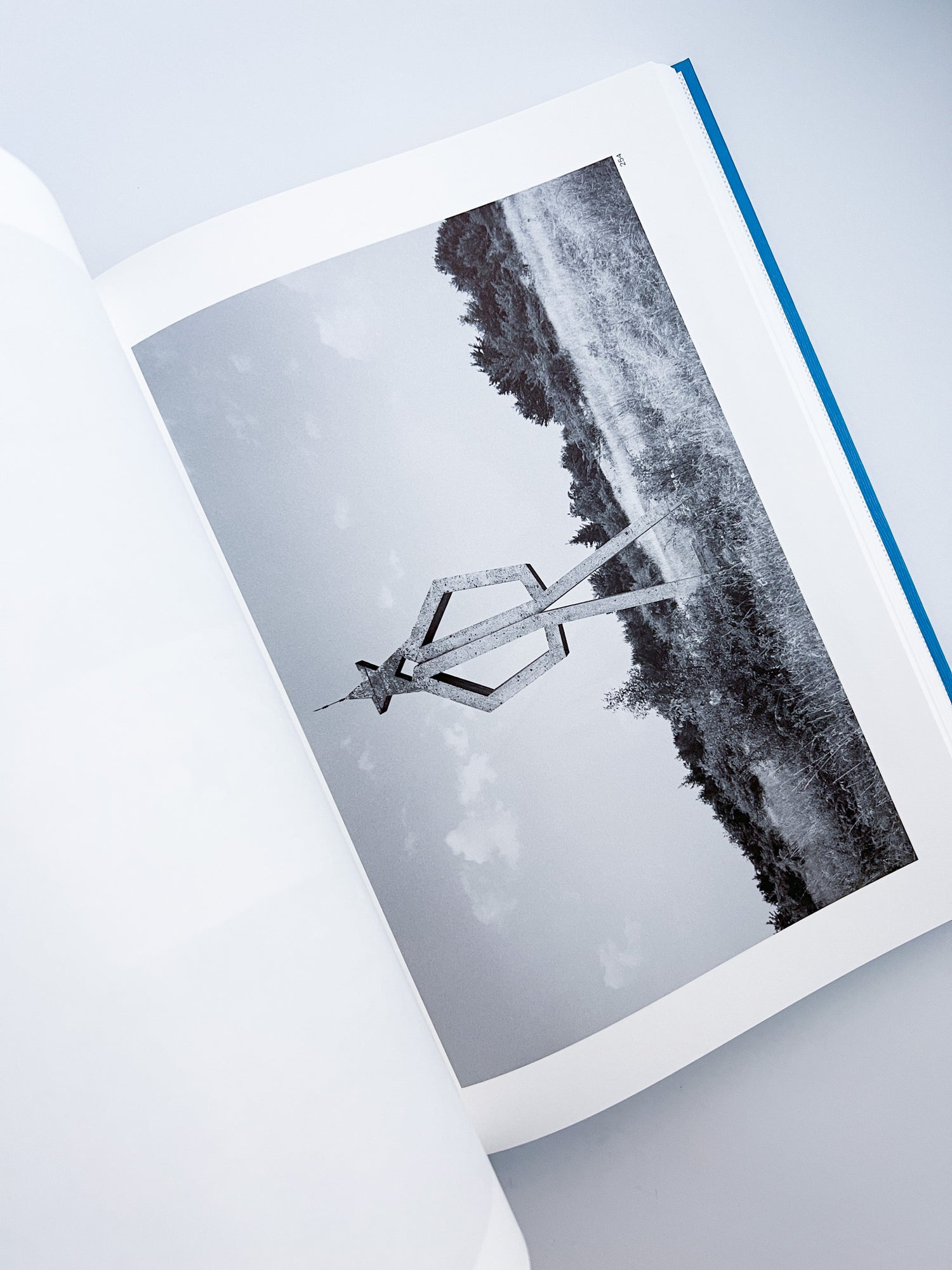 Memorials / Jan Kempenaers