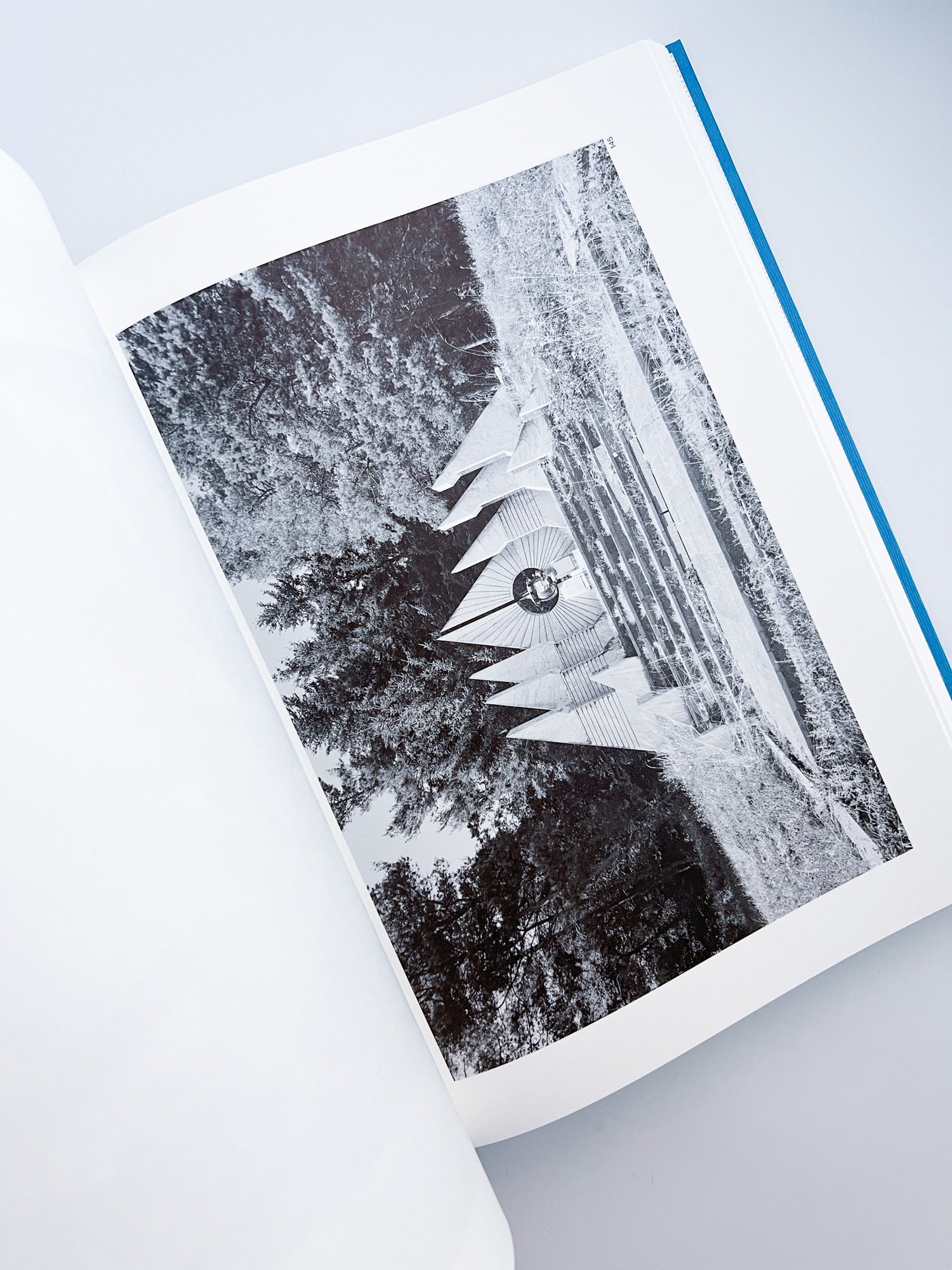 Memorials / Jan Kempenaers