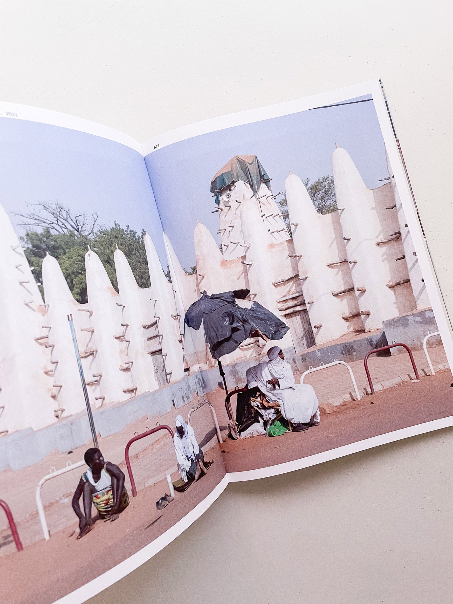 MOMENTS IN ARCHITECTURE / Iwan Baan - 本屋青旗 Ao-Hata Bookstore