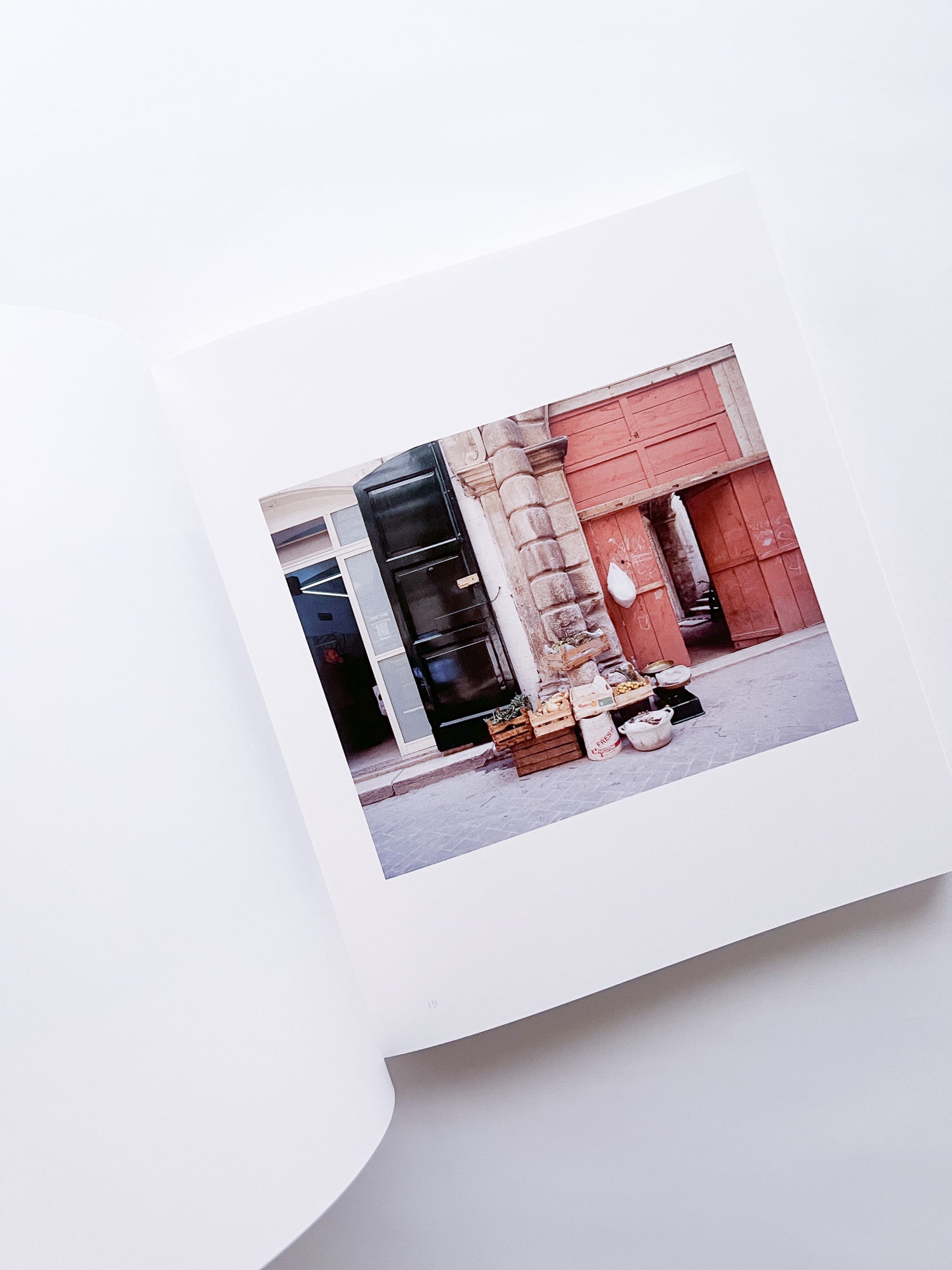 PUGLIA. TRA ALBE E TRAMONTI / Luigi Ghirri