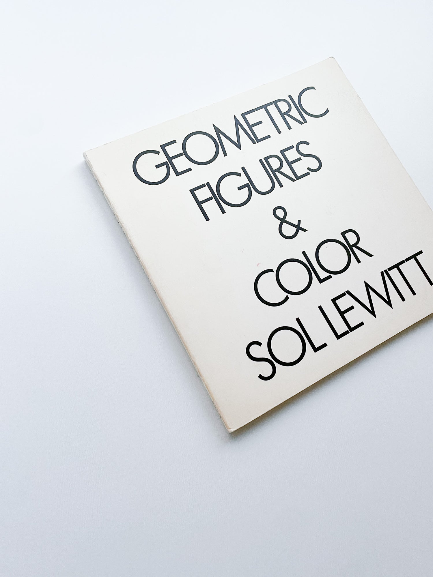 GEOMETRIC FIGURES & COLOR / Sol LeWitt