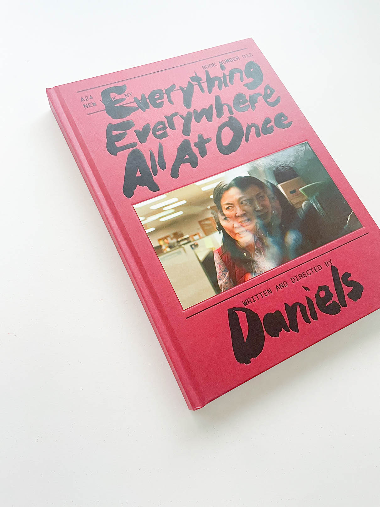 EVERYTHING EVERYWHERE ALL AT ONCE / Daniel Kwan & Daniel Scheinert