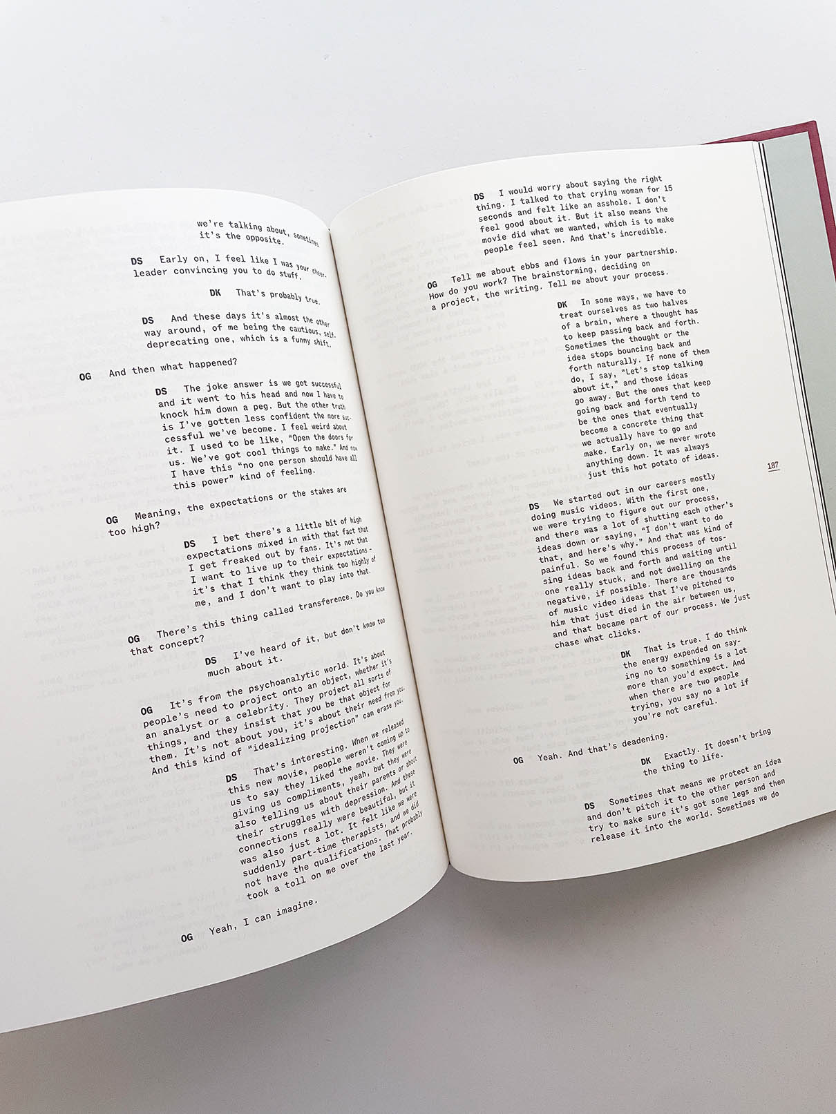 EVERYTHING EVERYWHERE ALL AT ONCE / Daniel Kwan & Daniel Scheinert