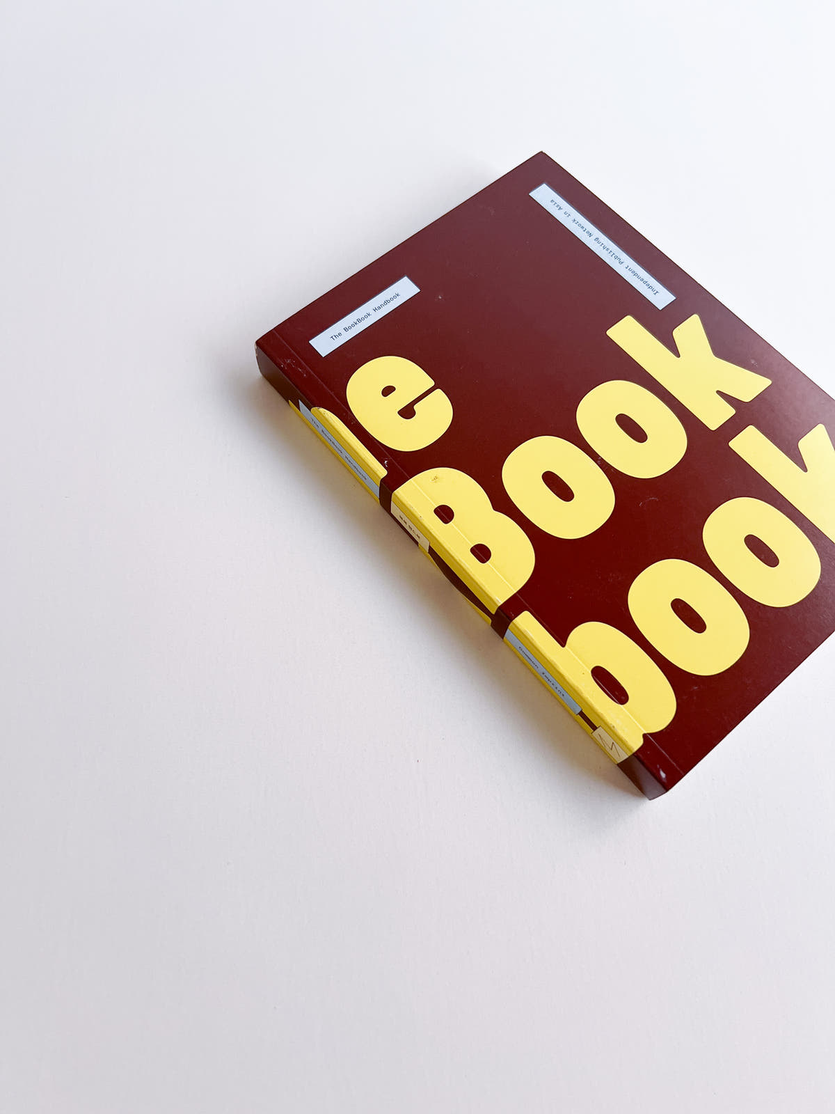The BookBook Handbook: Independent Publishing Network in Asia 日本語訳冊子付