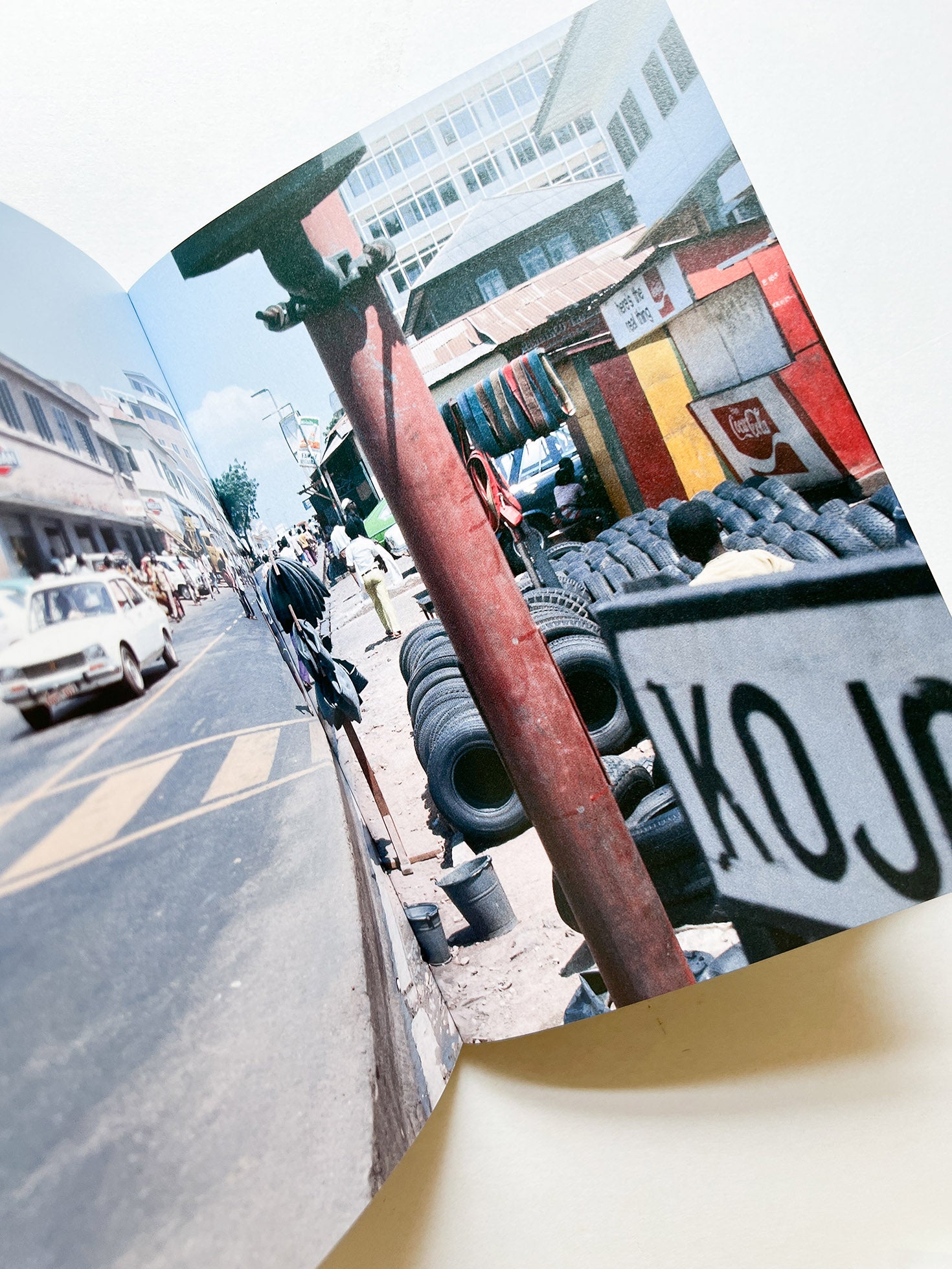 Street with human shadows / Kazuo Shinohara
