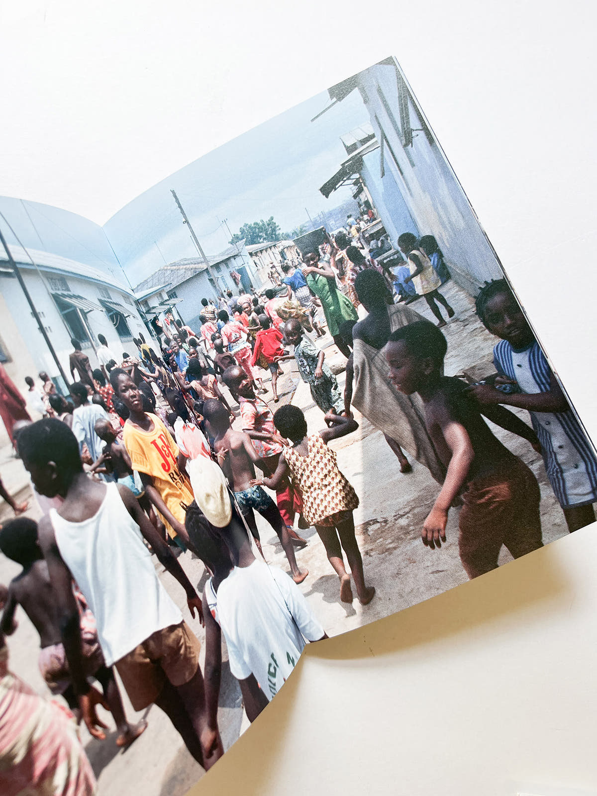 Street with human shadows / Kazuo Shinohara