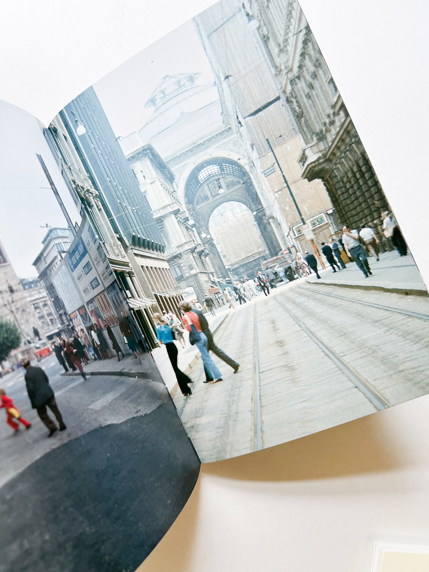 Street with human shadows / Kazuo Shinohara