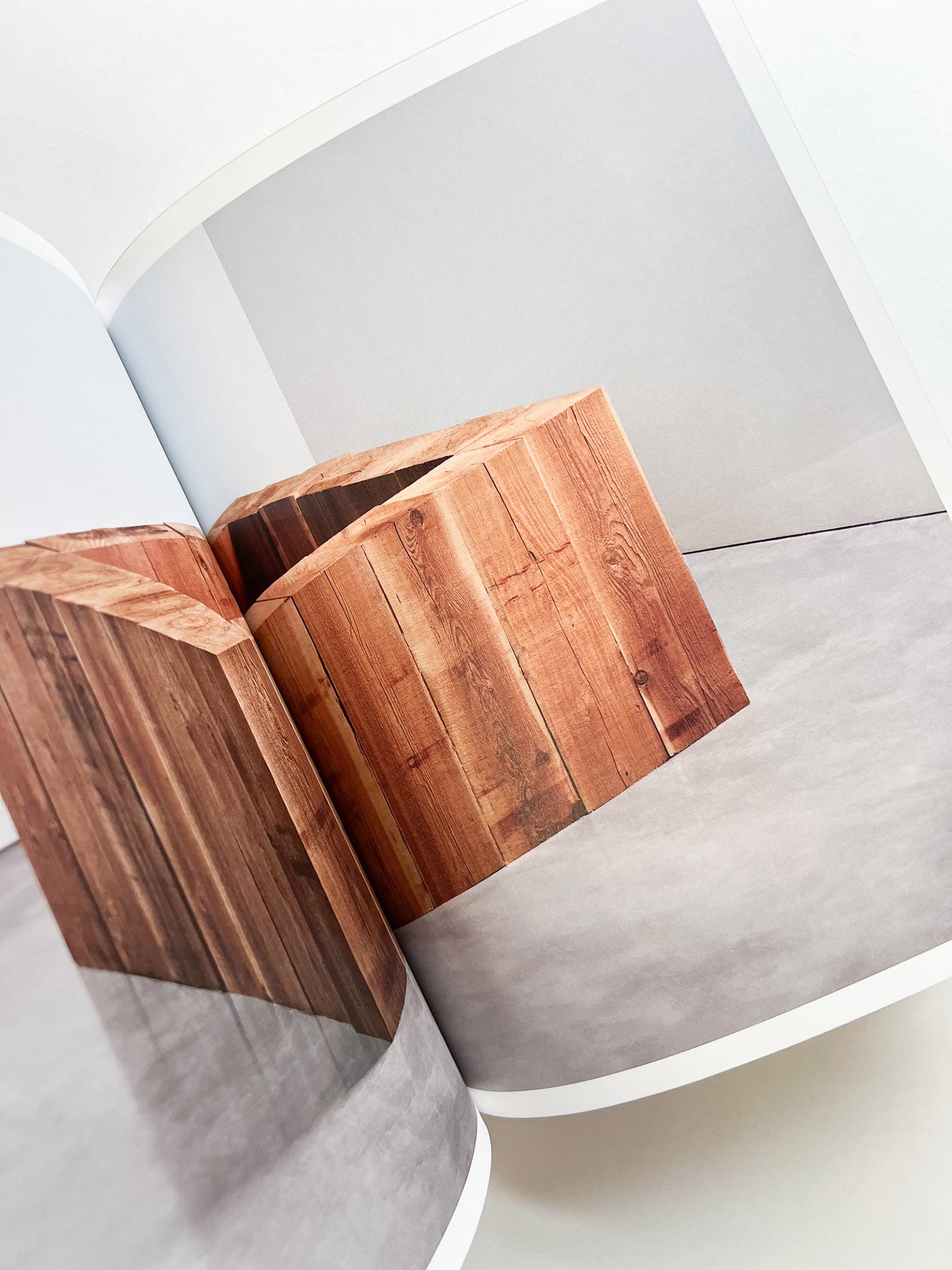 Between Sculpture and Poetry / CARL ANDRE　