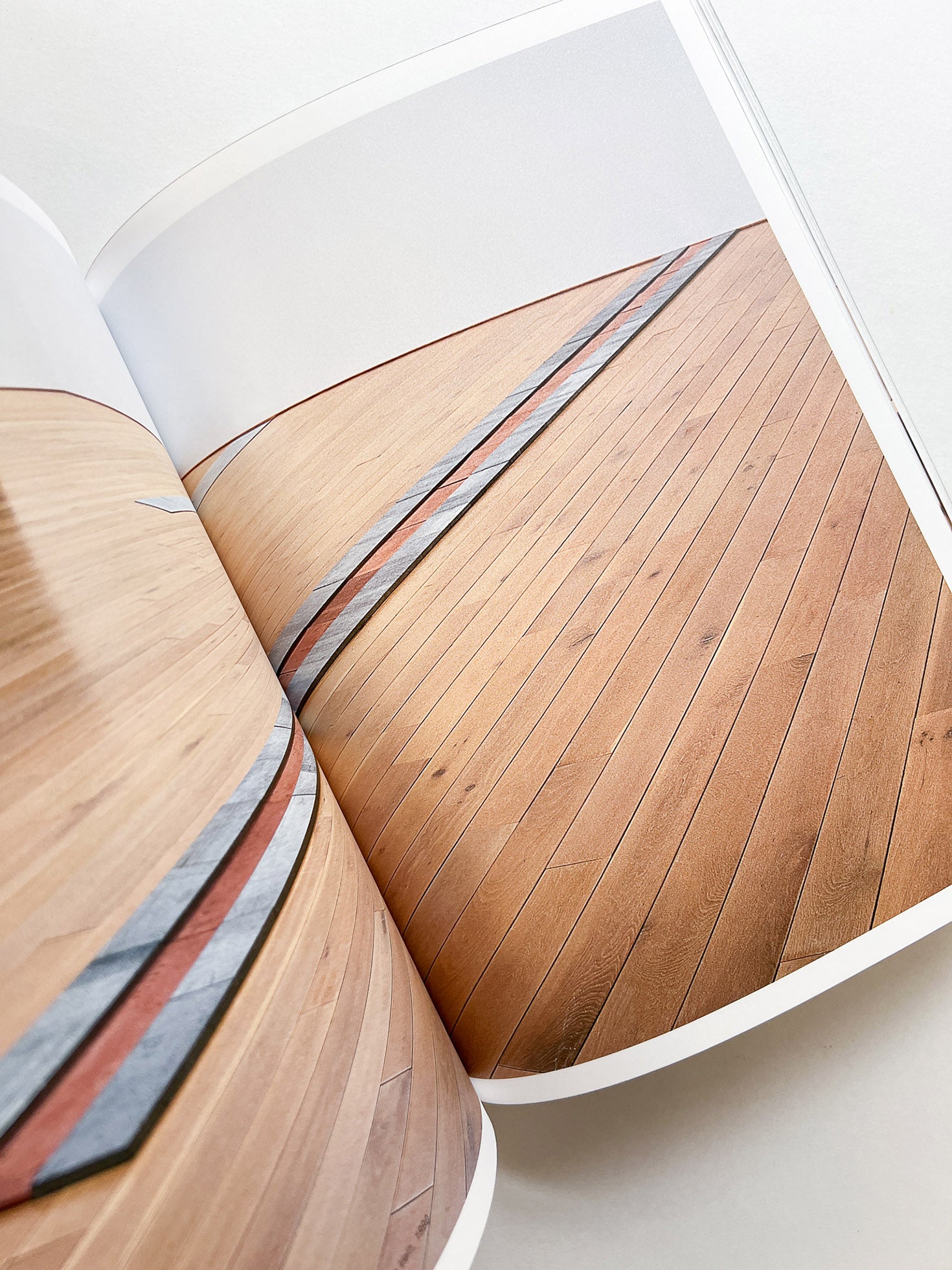 Between Sculpture and Poetry / CARL ANDRE　