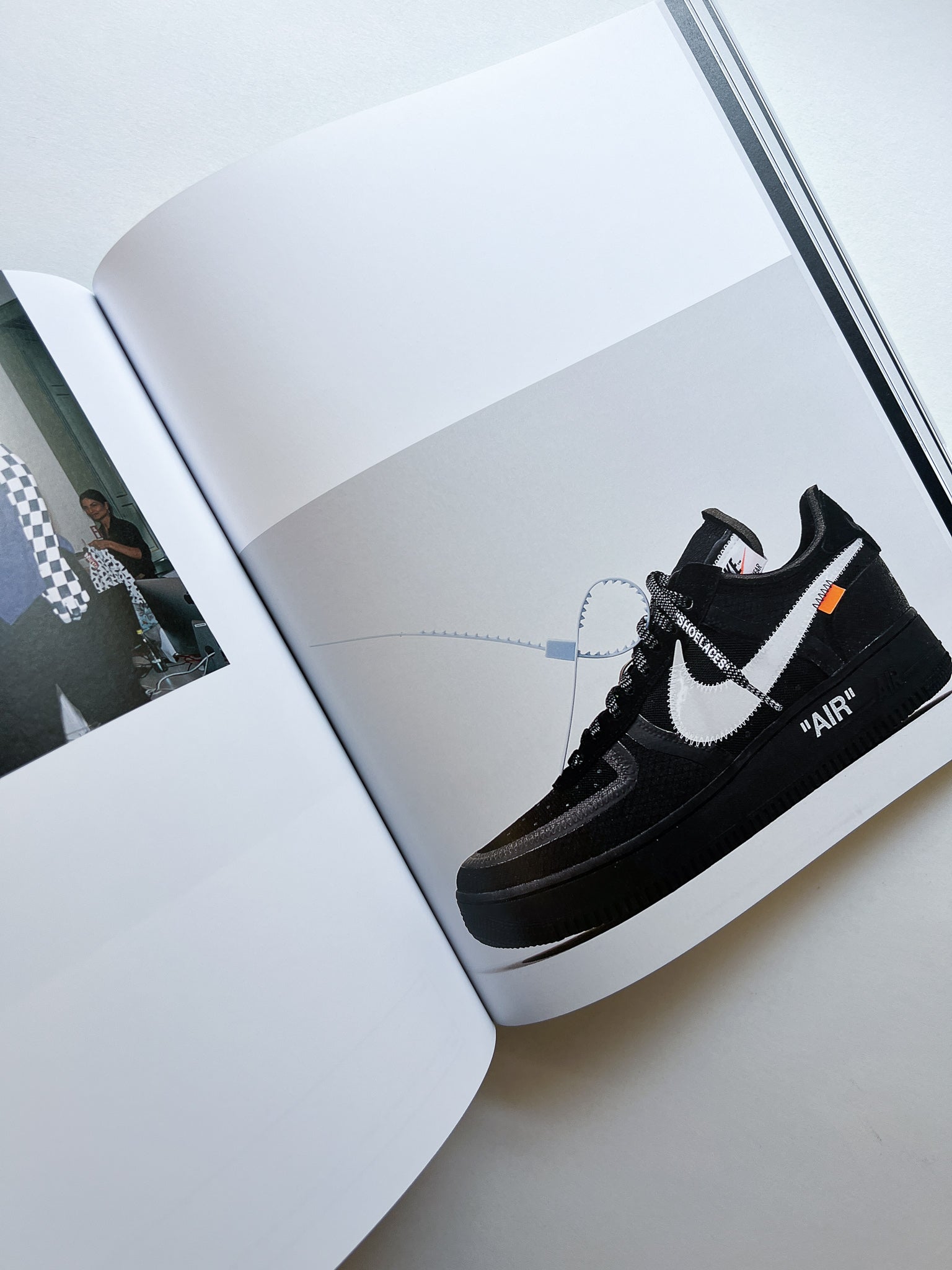 NIKE virgil abloh ICONS 本 New Virgil Abloh x Nike ICONS Something's Off Book Taschen Off