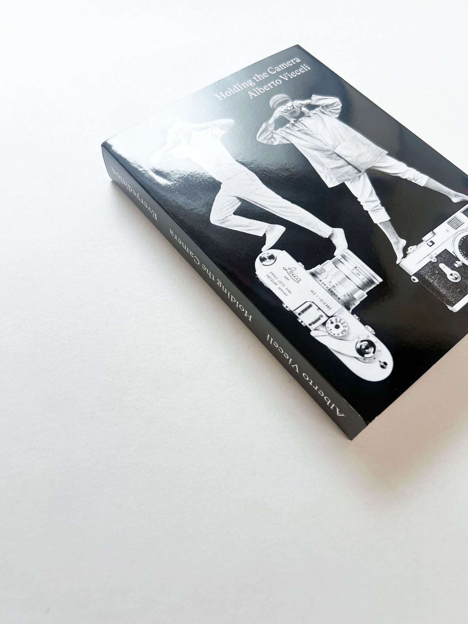 HOLDING THE CAMERA / Alberto Vieceli