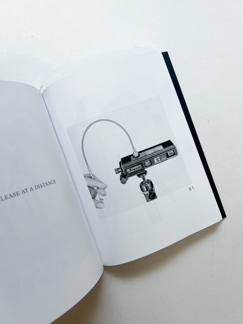 HOLDING THE CAMERA / Alberto Vieceli