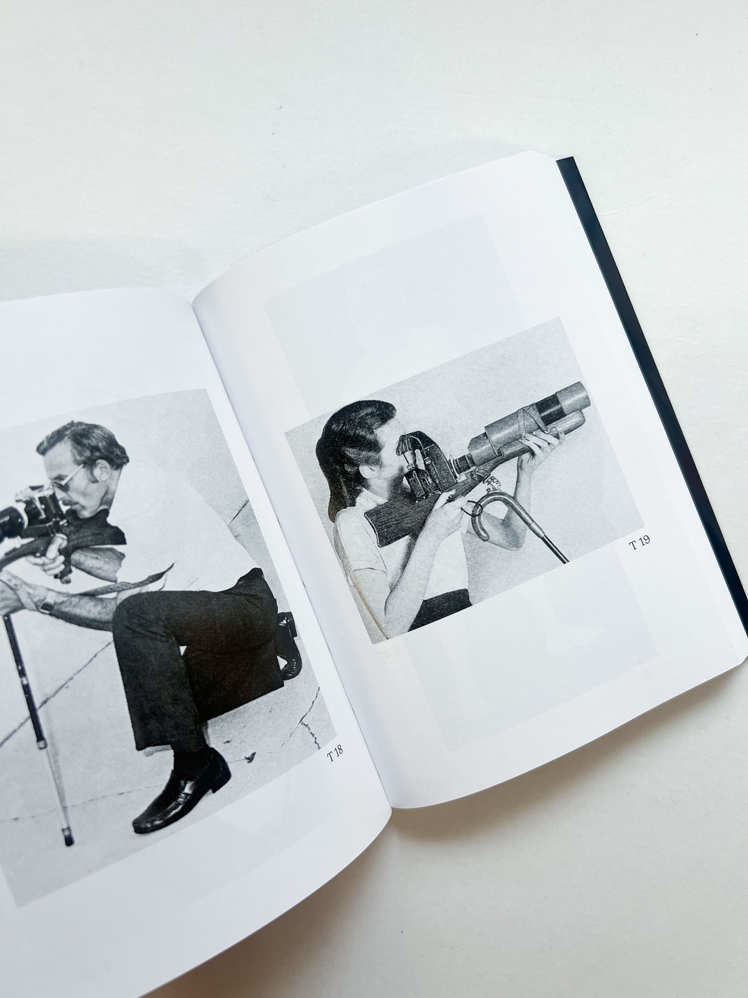 HOLDING THE CAMERA / Alberto Vieceli