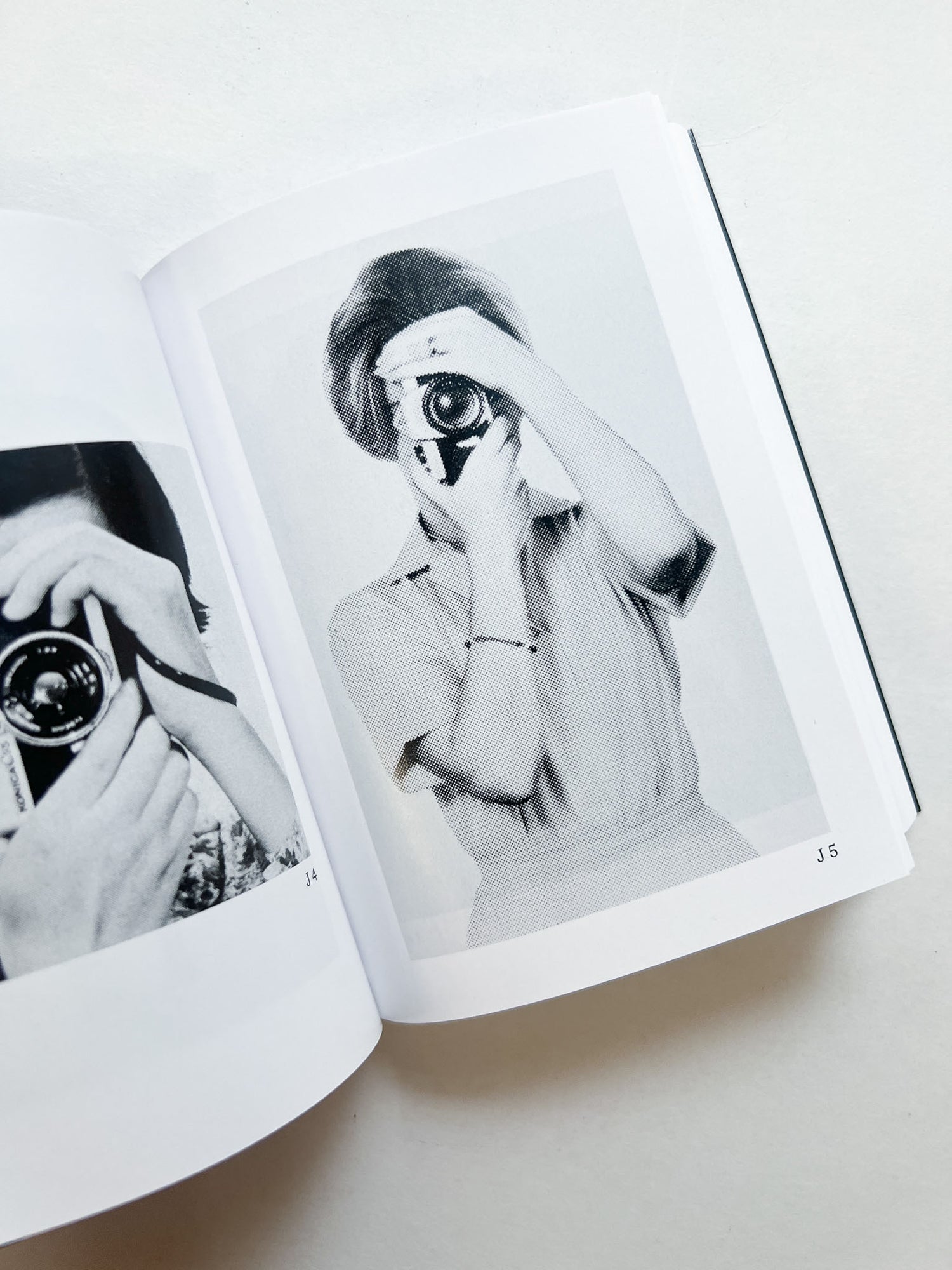 HOLDING THE CAMERA / Alberto Vieceli