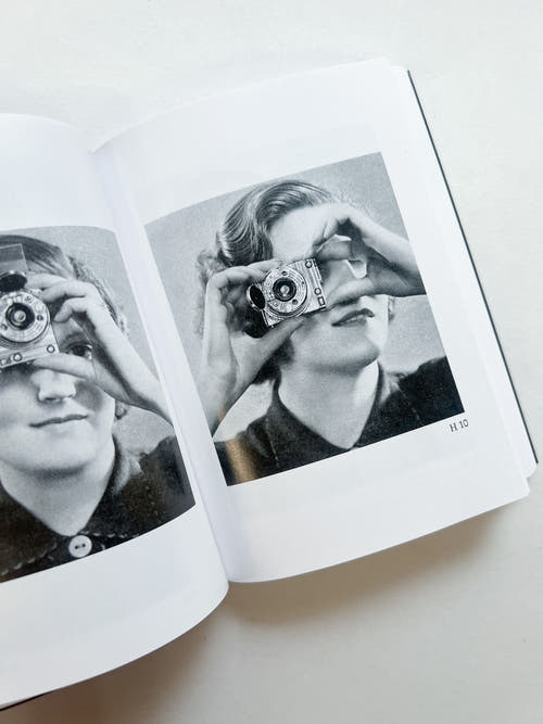 HOLDING THE CAMERA / Alberto Vieceli