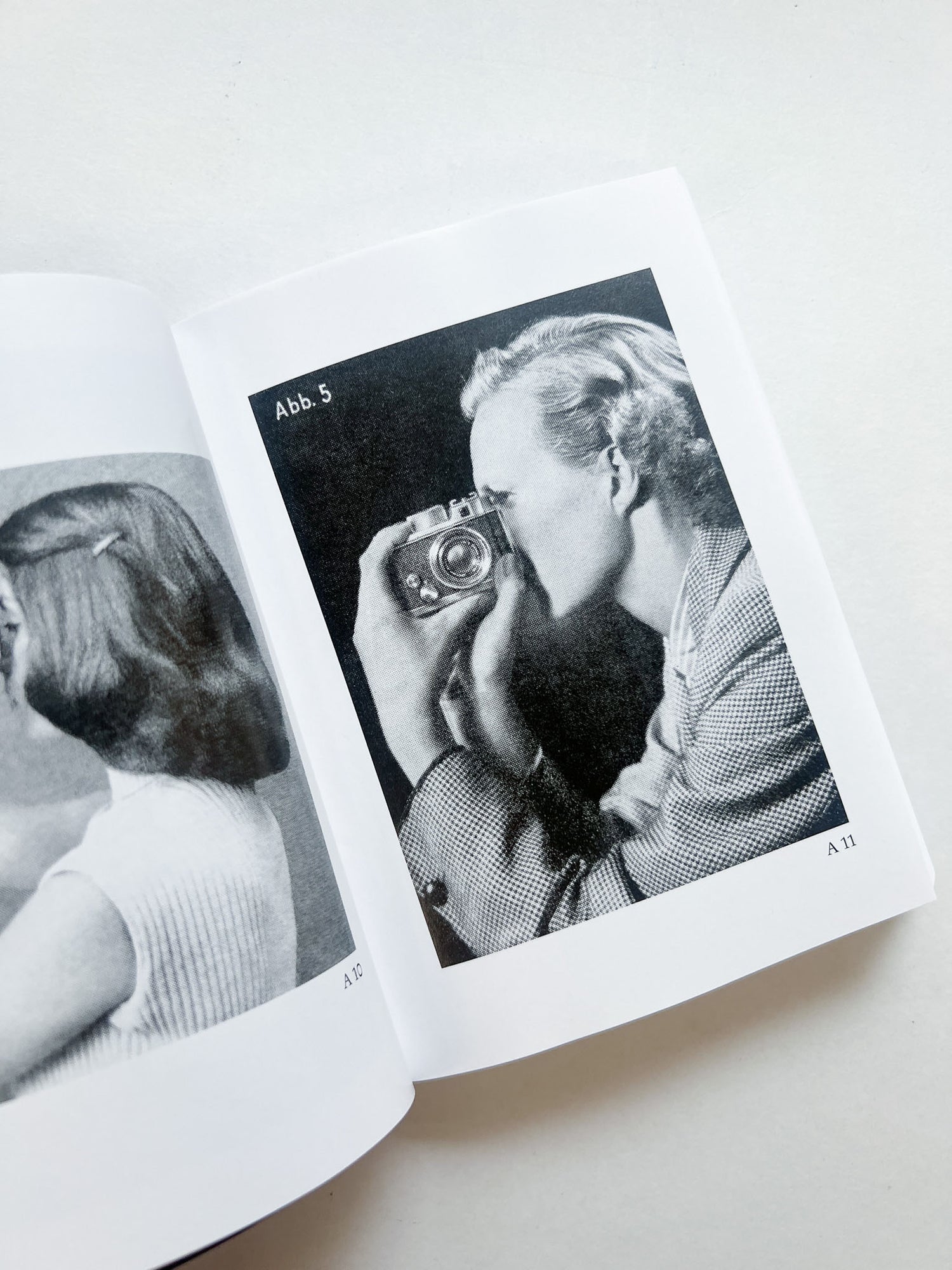 HOLDING THE CAMERA / Alberto Vieceli