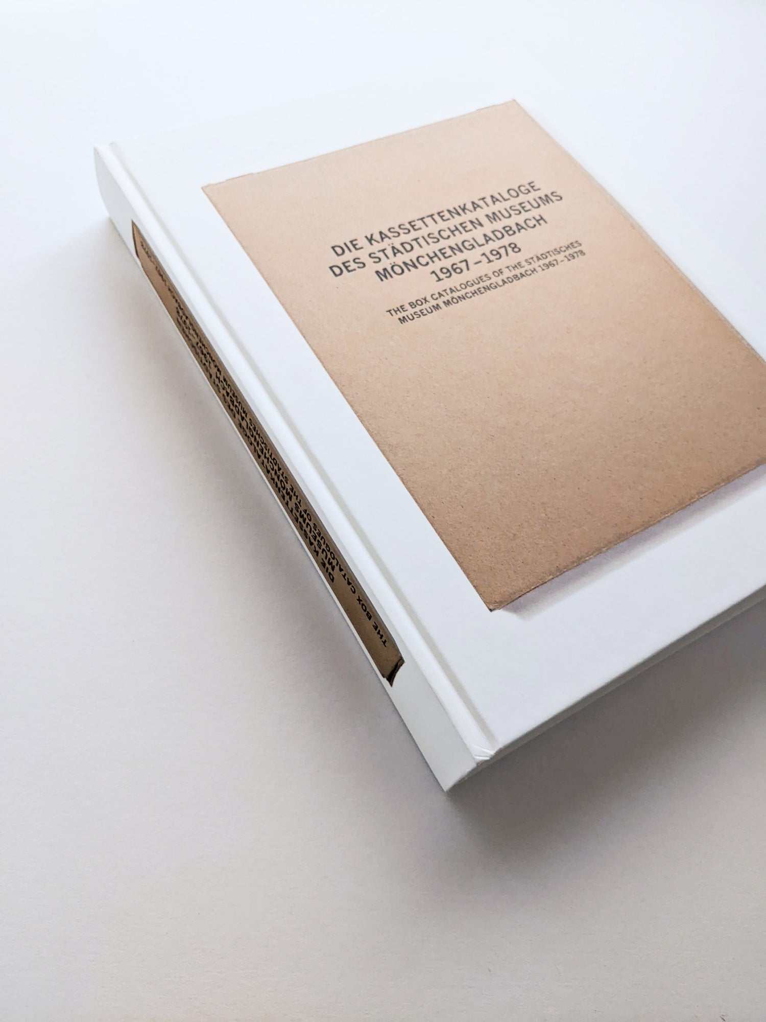 DIE KASSETTENKATALOGE DES STÄDTISCHEN MUSEUMS MÖNCHENGLADBACH